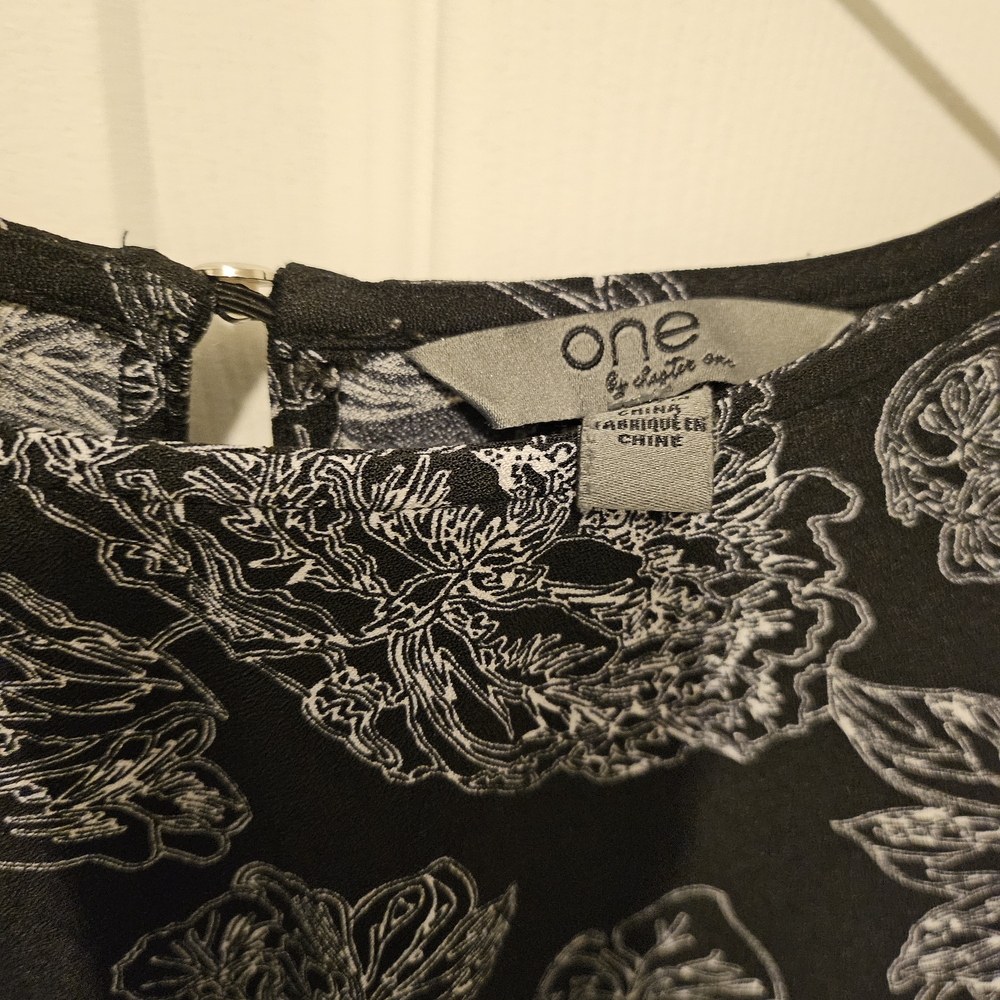 Chic Black and White Floral Blouse - Picture 2 of 3